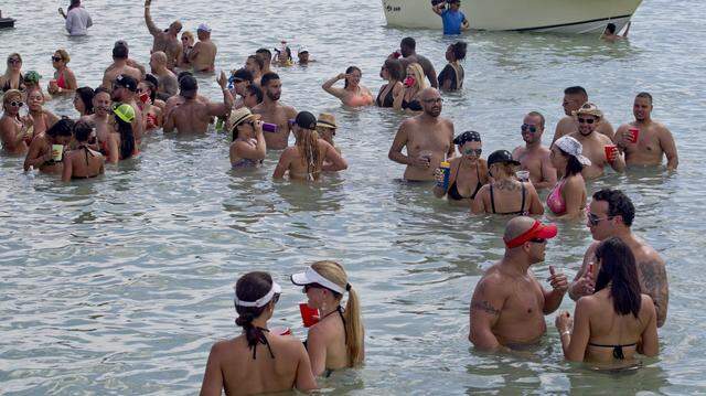 FILE PHOTO: A woman died after a boat accident north of the Nixon Beach sandbar in Biscayne Bay on Saturday, according to the Florida Fish and Wildlife Commission.